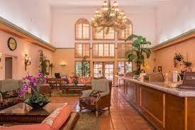 La Fuente Inn & Suites